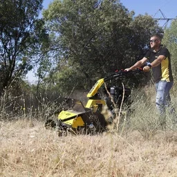 Hombre con desbrozadora de martillos
